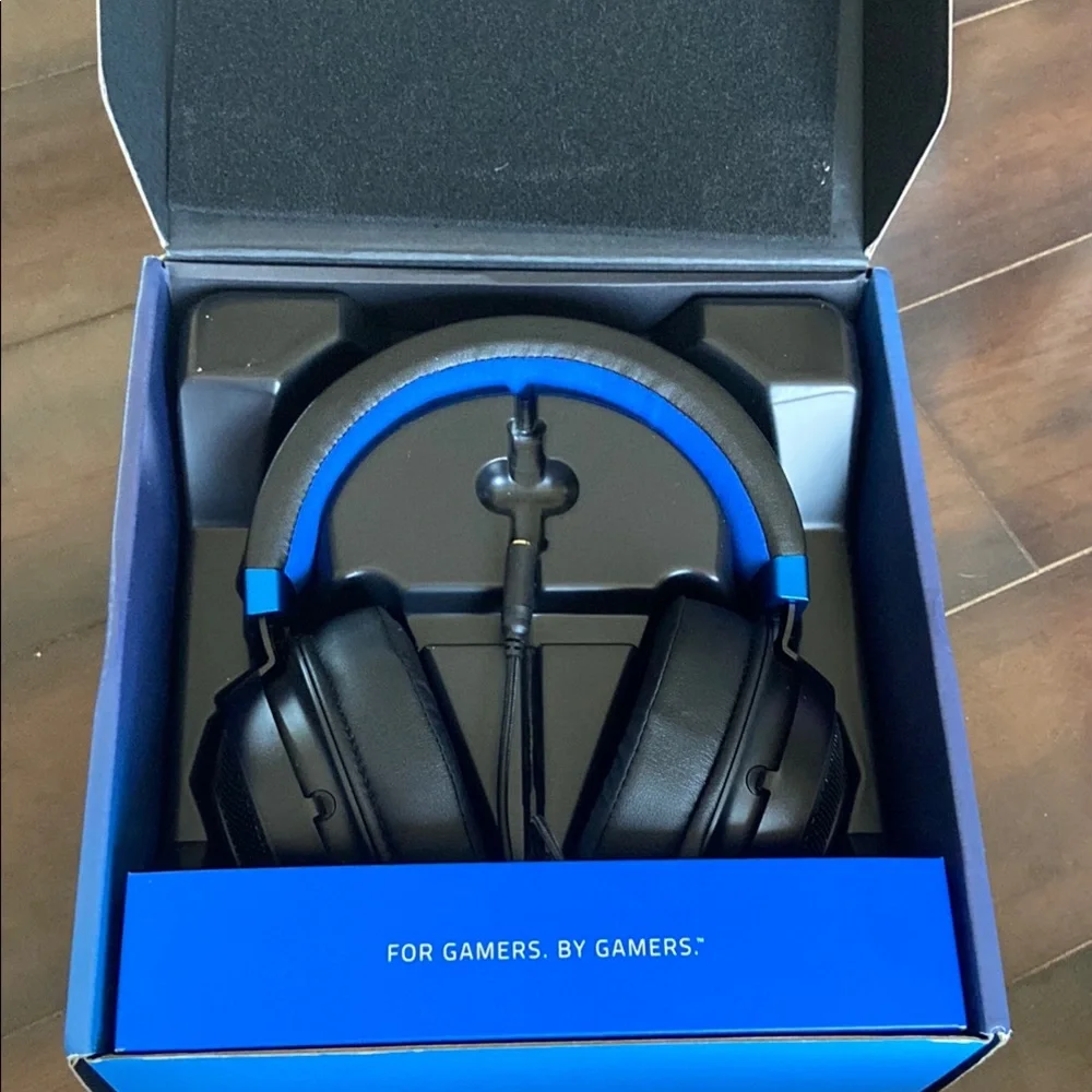 Razer Black and Blue Gaming Headset with Comfort and Style